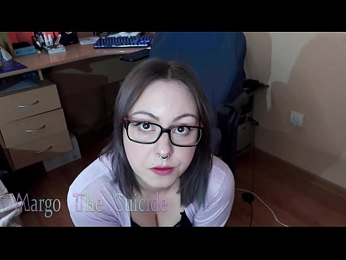 ❤️ 戴眼鏡的性感女孩在鏡頭前深吸假陽具 ❤❌ 優質色情 在我們 ﹏